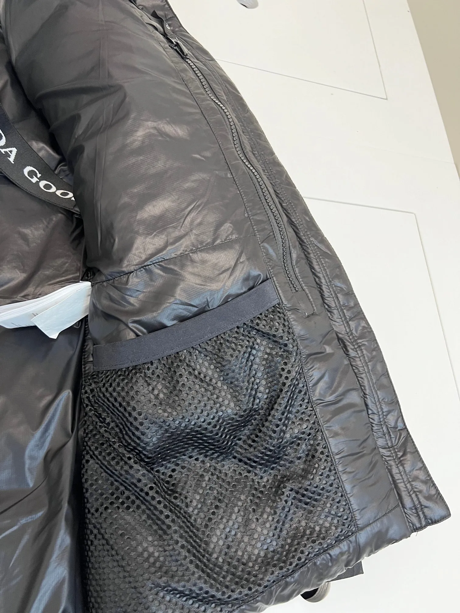 P980 has a cold protection effect of up to level 4. It is made of recycled Feather-Light tear-resistant fabric. It is ultra-light and has no weight-bearing feeling on the upper body! The unique black label highlights your temperament‼  Canada Goose, a Canadian brand, has always been recognized as the warmest down jacket. Various Instagram celebrities, Internet celebrities, and celebrities often wear it for street photos. I do Canada Goose every year, but I still can’t get rid of my love for geese. No matter how cold the winter is, there is no need to be afraid, because there are geese! Filled with 80% white duck down, Canada Goose is the legendary warmest down jacket and is known as a must-have for Arctic outdoor sports! The most popular down jacket in the world, celebrities are rushing to buy it, it is a must-have!